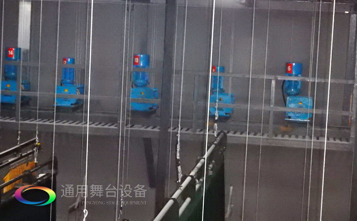 十余年銳意攀登，奮發(fā)圖強！舞臺幕布、機械等一站式選購供應商，舞臺機械、音響、燈光工程設計施工承包壹級資質(zhì)——通用舞臺