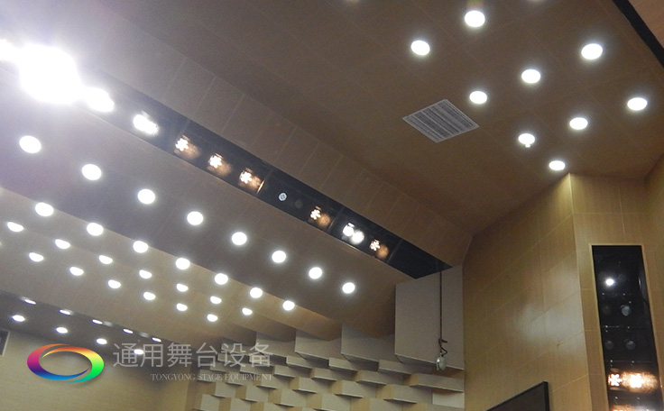 科學(xué)計(jì)劃工期、合理交叉施工，保質(zhì)保量順利完成工程的交付！通用舞臺阻燃幕布承接羊城廣州培英中學(xué)報(bào)告廳項(xiàng)目！