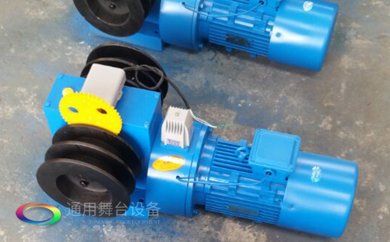 通用舞臺(tái)吊桿高標(biāo)準(zhǔn)承接廣州市培英中學(xué)報(bào)告廳項(xiàng)目，大屏幕顯示系統(tǒng)、音頻擴(kuò)聲系統(tǒng)、燈光系統(tǒng)、舞臺(tái)吊桿及機(jī)械等多系統(tǒng)相互協(xié)作