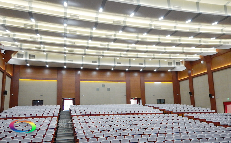 通用舞臺(tái)吊桿高標(biāo)準(zhǔn)承接廣州市培英中學(xué)報(bào)告廳項(xiàng)目，大屏幕顯示系統(tǒng)、音頻擴(kuò)聲系統(tǒng)、燈光系統(tǒng)、舞臺(tái)吊桿及機(jī)械等多系統(tǒng)相互協(xié)作