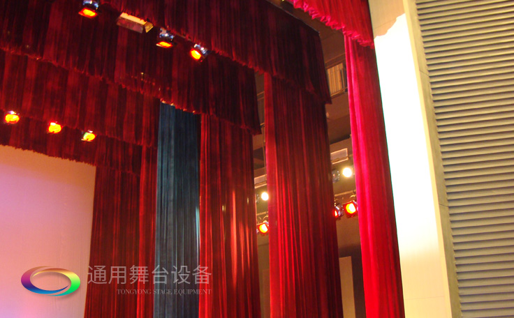 通用舞臺專業(yè)性、全方位優(yōu)勢！業(yè)務涉及舞臺機械、阻燃幕布、專業(yè)燈光系統(tǒng)、專業(yè)音響系統(tǒng)