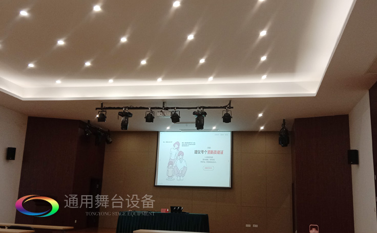 通用舞臺阻燃幕布助力某機(jī)關(guān)多功能廳智能改造項(xiàng)目并順利通過驗(yàn)收