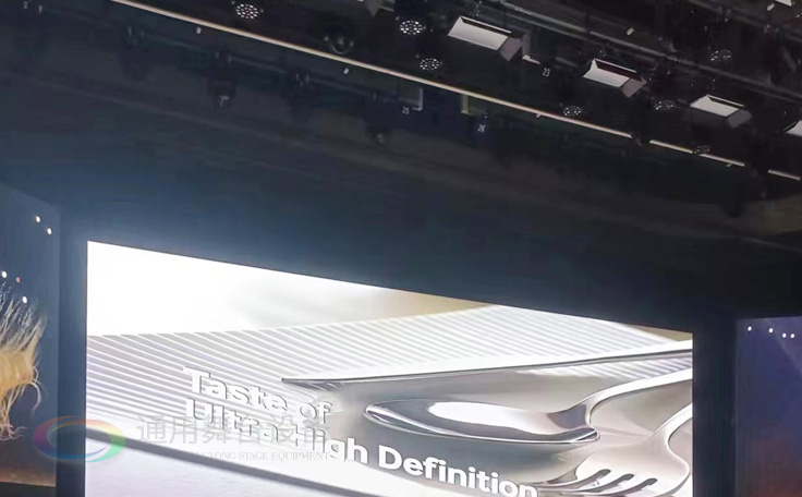 通用舞臺阻燃幕布為曲靖電視臺演播廳提供從系統(tǒng)設(shè)計、設(shè)備成套、安裝施工、系統(tǒng)調(diào)試及技術(shù)支持一體化服務