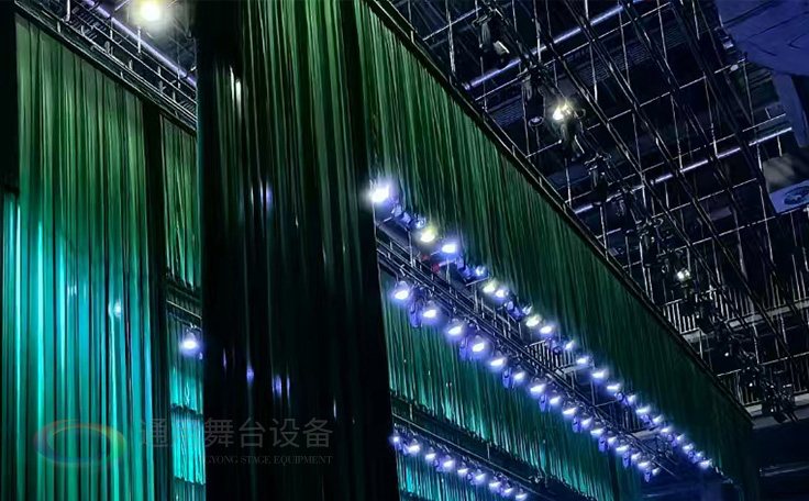 通用舞臺設(shè)備興化將軍路小學(xué)報告廳舞臺吊桿項(xiàng)目交付