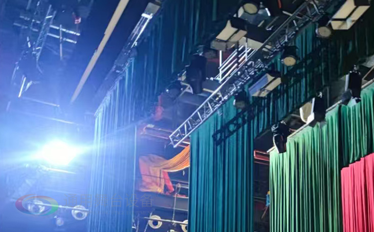 戴南文化藝術中心舞臺機械 舞臺吊桿 舞臺阻燃幕布項目 助力本地文化演出升級，為觀眾帶來更優(yōu)質的視聽體驗！